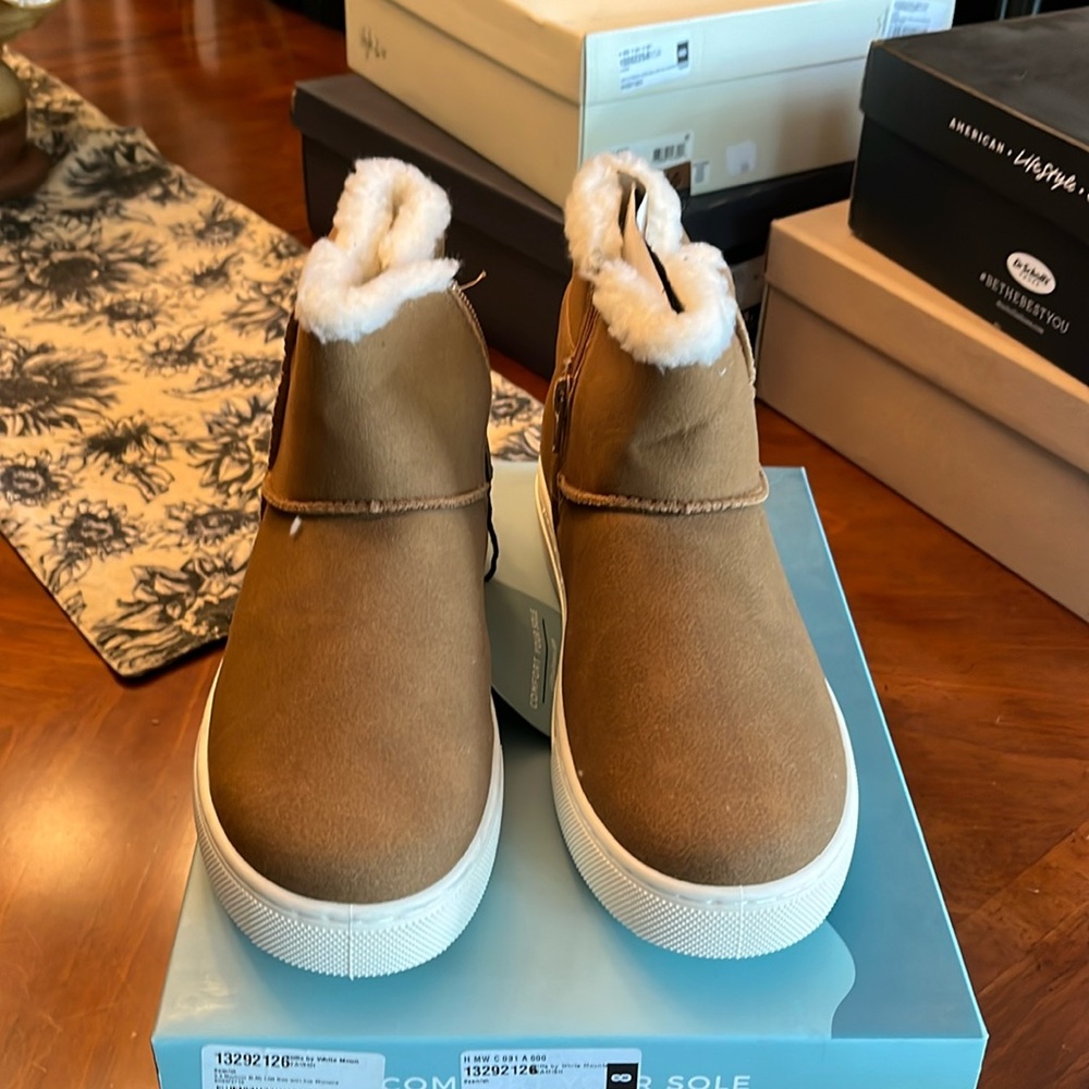 Cliffs by White Mountain tan booties 9.5 new in box